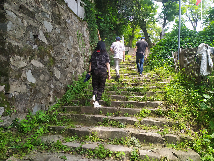 格瑞乐环保团建活动第二站--东方山。经过上午黄石国家矿山公司的团建，格瑞乐的小伙伴们对团建的热情逐渐的高涨起来，一到东方山脚下小伙伴就开始对自己进行全方位的消毒，手上、鞋底、衣服上都喷上了消毒酒精，准备好之后立马就开始了登山。