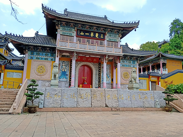 俗话说“问道武当，拜佛东方”东方山坐落在湖北黄石市下陆区，是省风景名胜区及省级森林公园、国家4A旅游风景区，保存有青松倒插、白莲频开、铁牛懒卧、石船高撑、月涌禅关、仙履日暄、灵泉卓锡、道洞云停”等古八景。（疫情期间只有部分对外开放）