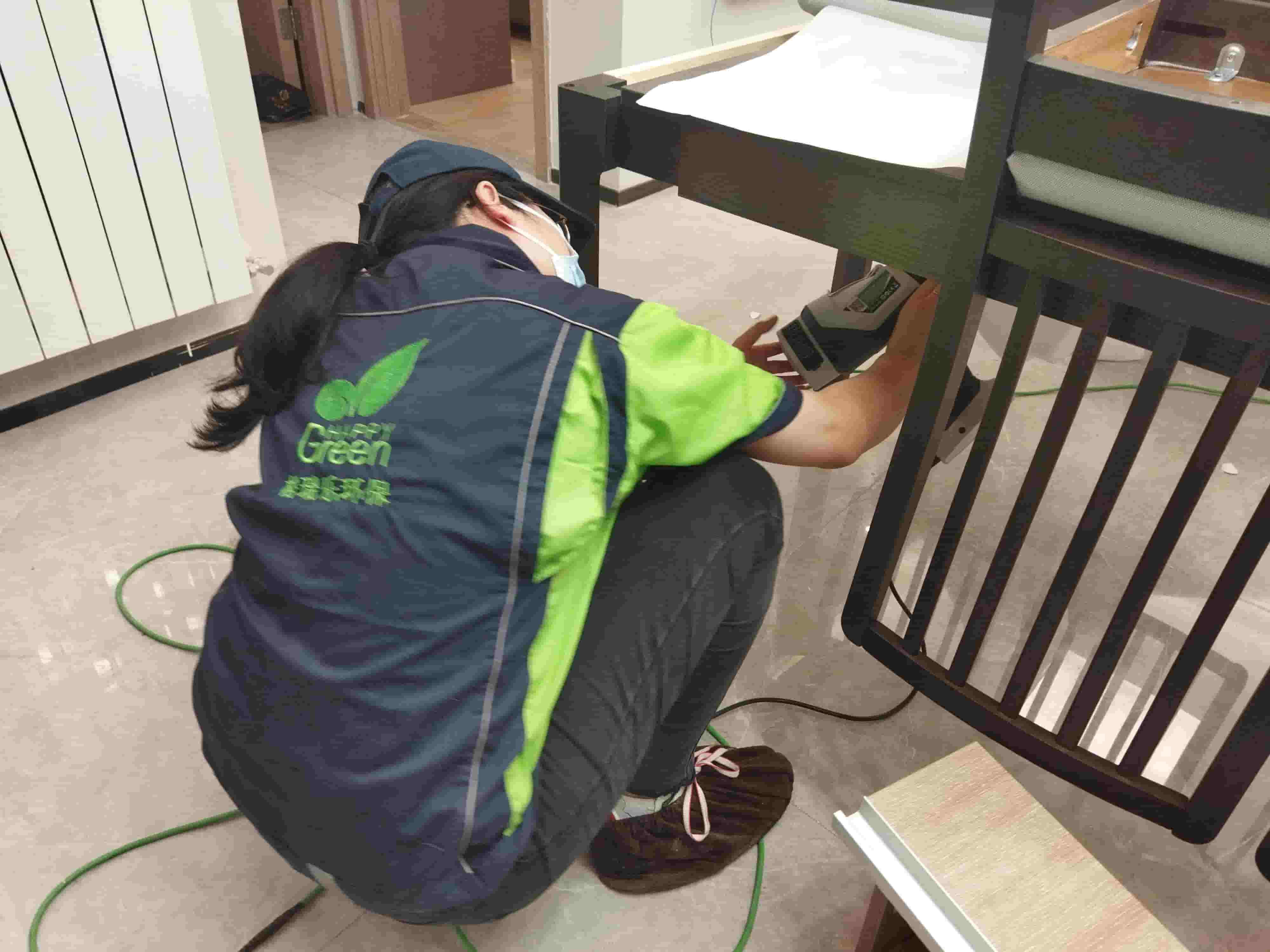 卧室施工现场，工人在铺设地板前，仔细将格瑞乐除甲醛防潮垫铺满地面，隔绝湿气与甲醛。