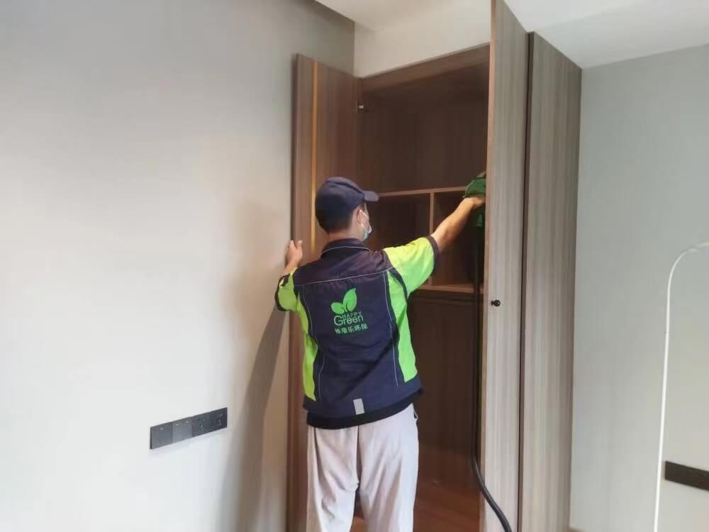 新房卧室里，安装师傅在组装木质衣柜时，对每一块柜体板材的拼接处涂抹格瑞乐除甲醛专用胶，增强密封性同时分解甲醛。