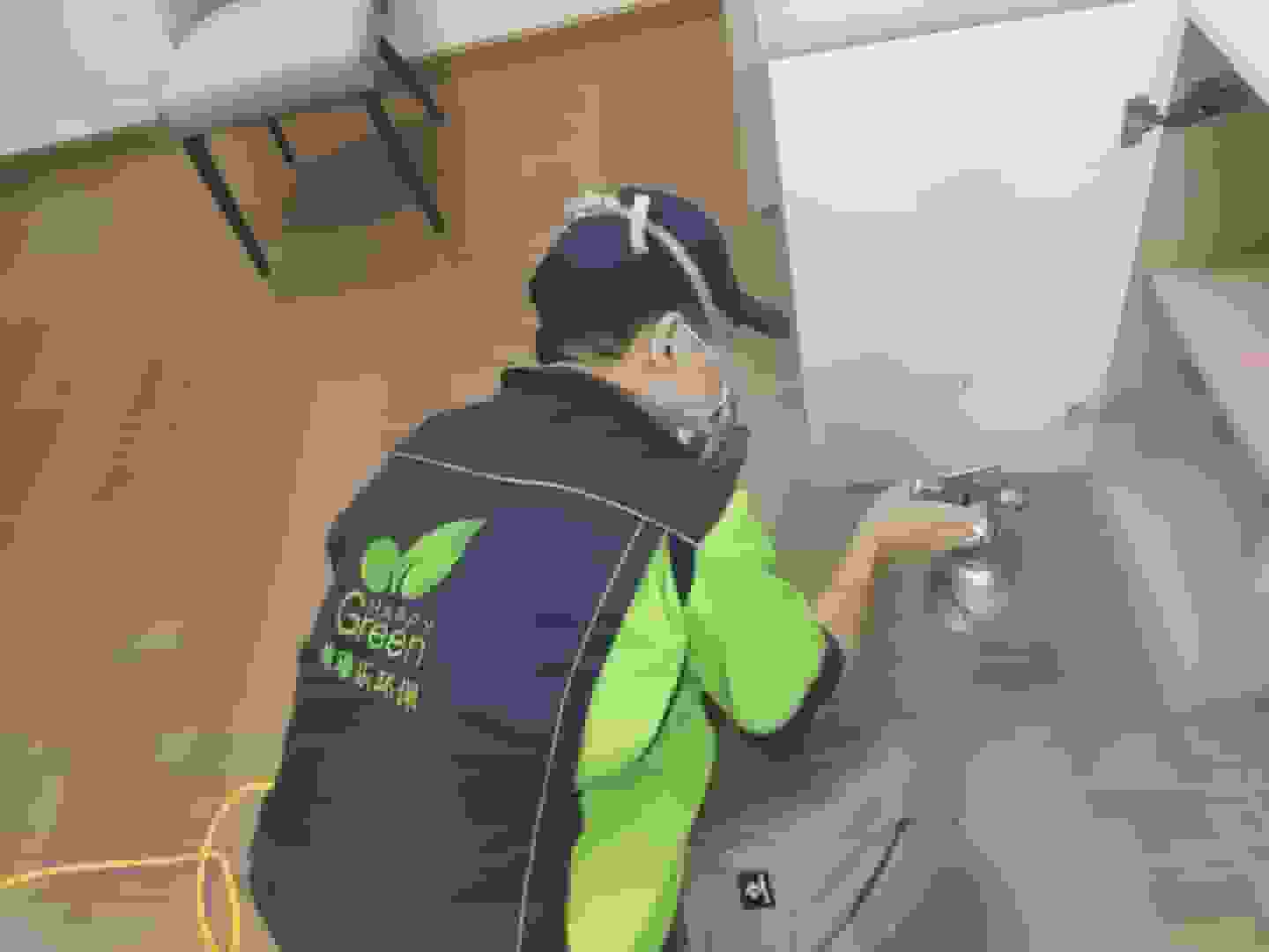  画面聚焦于检测人员，他正在为甲醛检测仪器安装新的检测探头，确保检测数据的准确性。