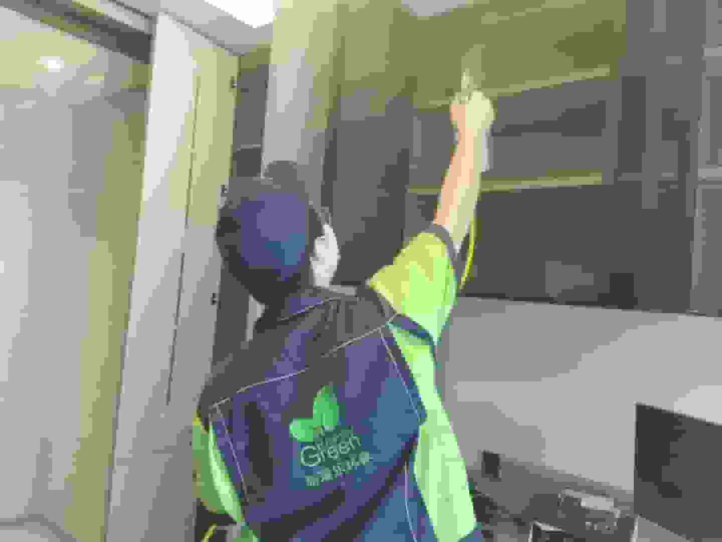 画面定格在卧室，格瑞乐检测员将检测仪器的探头深入木质衣柜内部，仔细检测其内部板材的甲醛浓度。