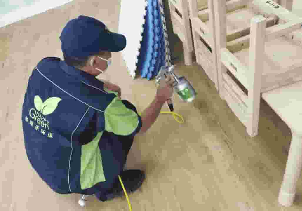 书房内，格瑞乐工作人员拿着检测笔，沿着书架的每一层隔板，逐点检测，认真记录数据。