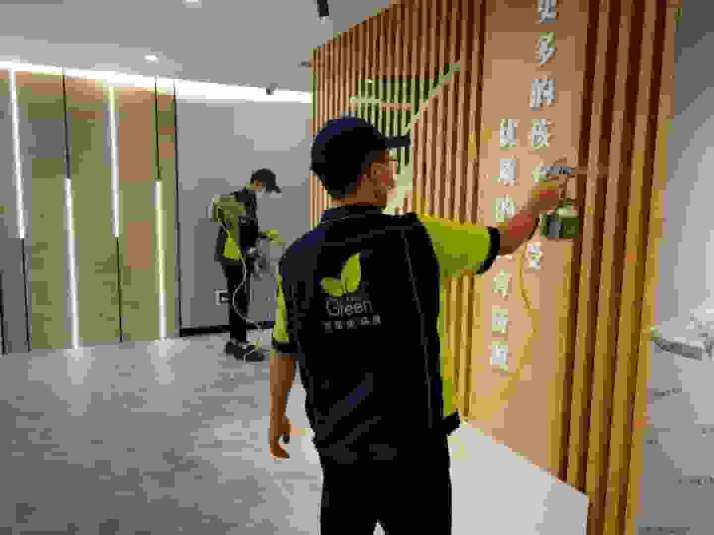 阳台边，格瑞乐人员告知业主通风在家具除醛过程中的重要性，并现场示范如何合理利用阳台的窗户开启方式和通风时间，以加速家具甲醛的排出。