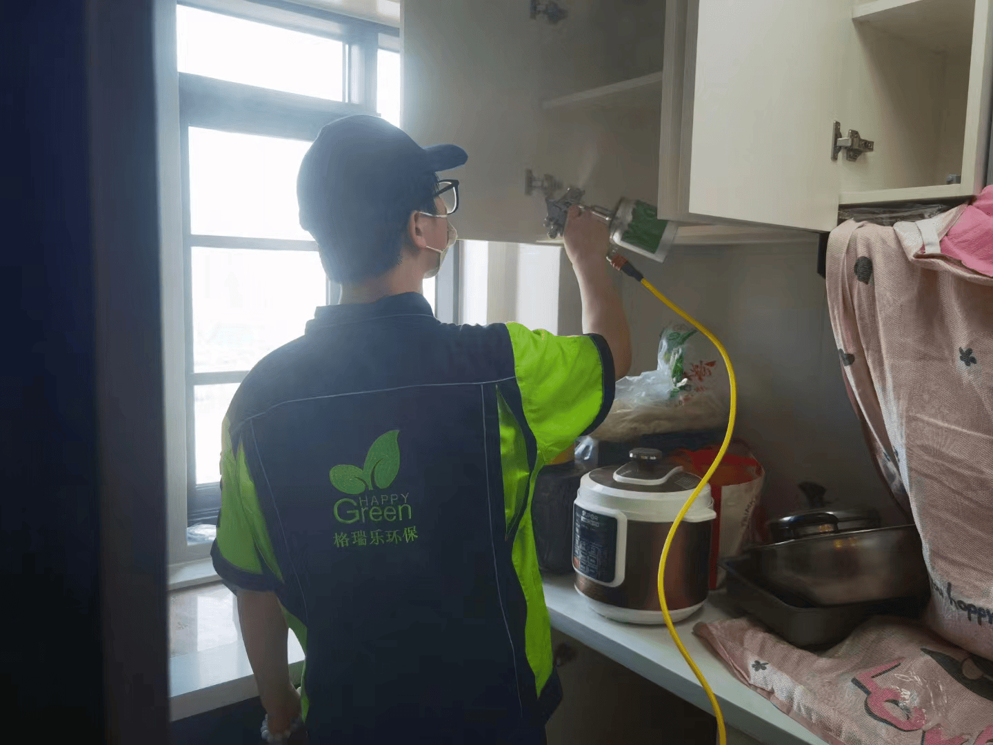 施工人员使用格瑞乐除醛喷雾枪，对家具进行大面积的除醛喷雾，喷雾枪可调节喷雾模式，能快速覆盖大面积家具表面，提高施工效率，喷雾枪喷出的药剂形成细密的雾状，笼罩着家具 。