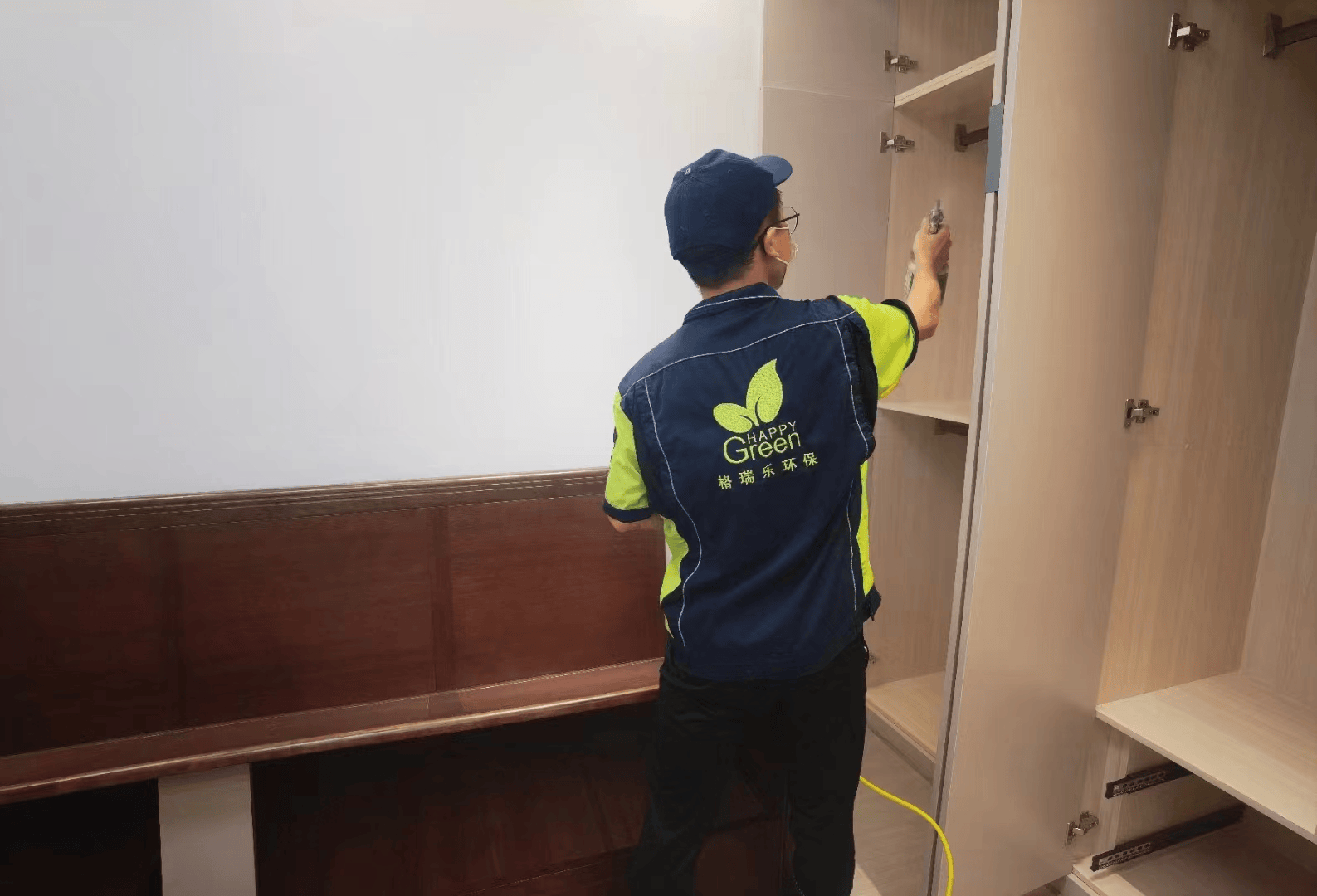 施工人员使用格瑞乐除醛喷雾枪，对家具进行大面积的除醛喷雾，喷雾枪可调节喷雾模式，能快速覆盖大面积家具表面，提高施工效率，喷雾枪喷出的药剂形成细密的雾状，笼罩着家具。