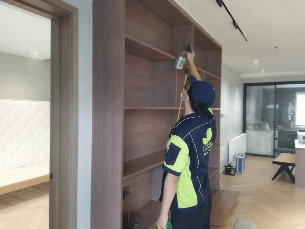 卧室中，工作人员用毛刷将除醛凝胶细致涂抹在衣柜的每一条缝隙和转角处。